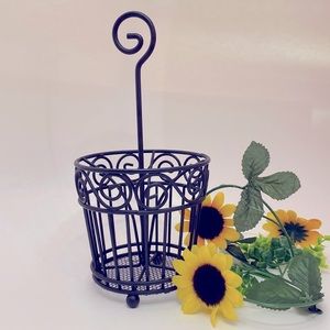 Metal storage caddy NWOT stores makeup brushes, craft tools kitchen utensils